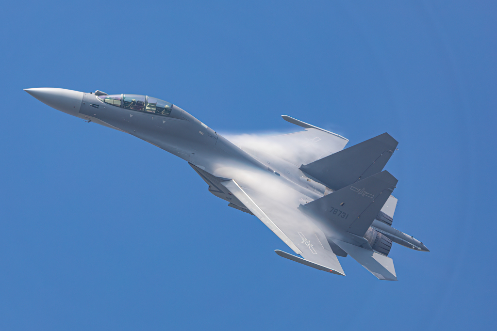 2022珠海航展观众日第三天 精彩飞行表演亮相