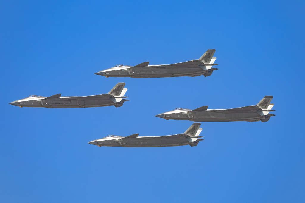 2022珠海航展观众日第三天 精彩飞行表演亮相