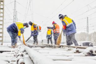 辽宁沈阳：昼夜除雪保铁路畅通