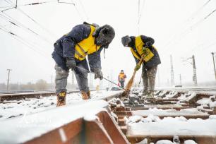 辽宁沈阳：昼夜除雪保铁路畅通