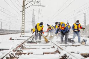 辽宁沈阳：昼夜除雪保铁路畅通
