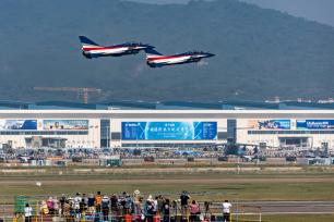 2022珠海航展观众日第三天 精彩飞行表演亮相