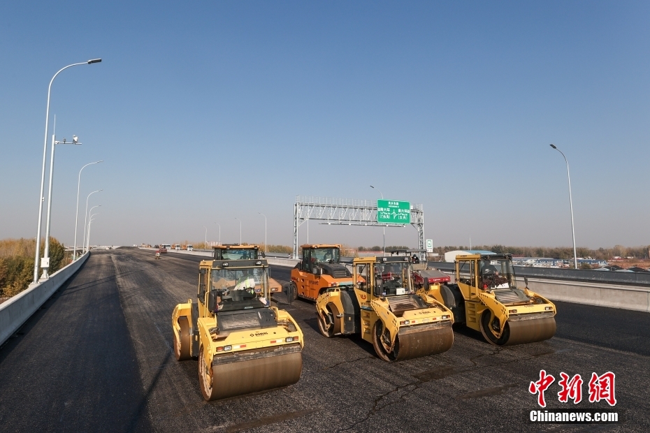 京雄高速公路（北京段）主线沥青摊铺完成