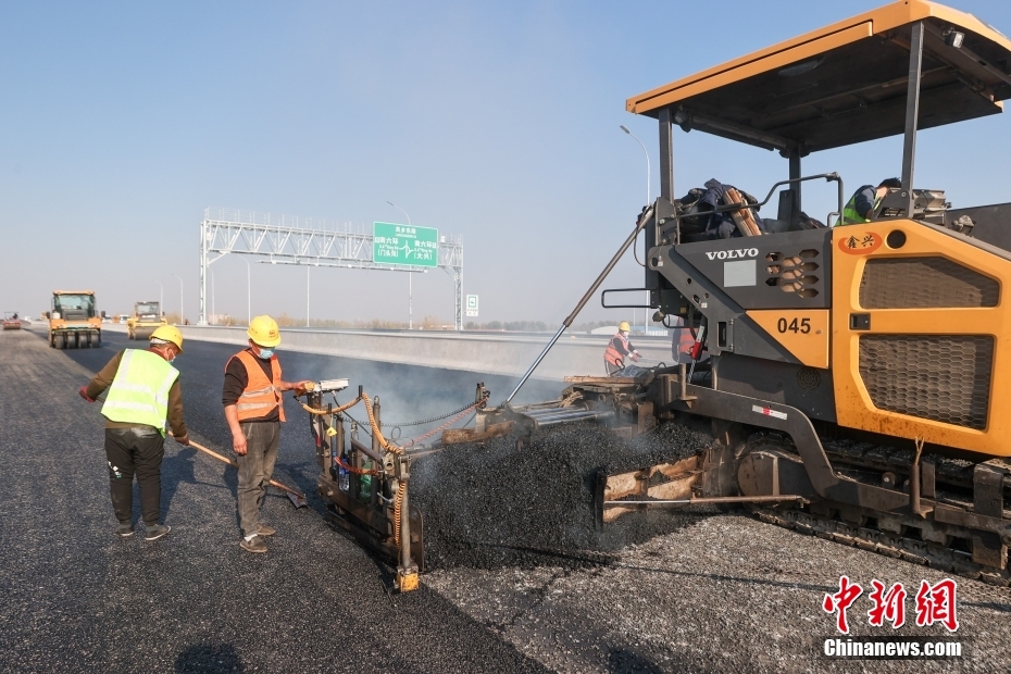 京雄高速公路（北京段）主线沥青摊铺完成