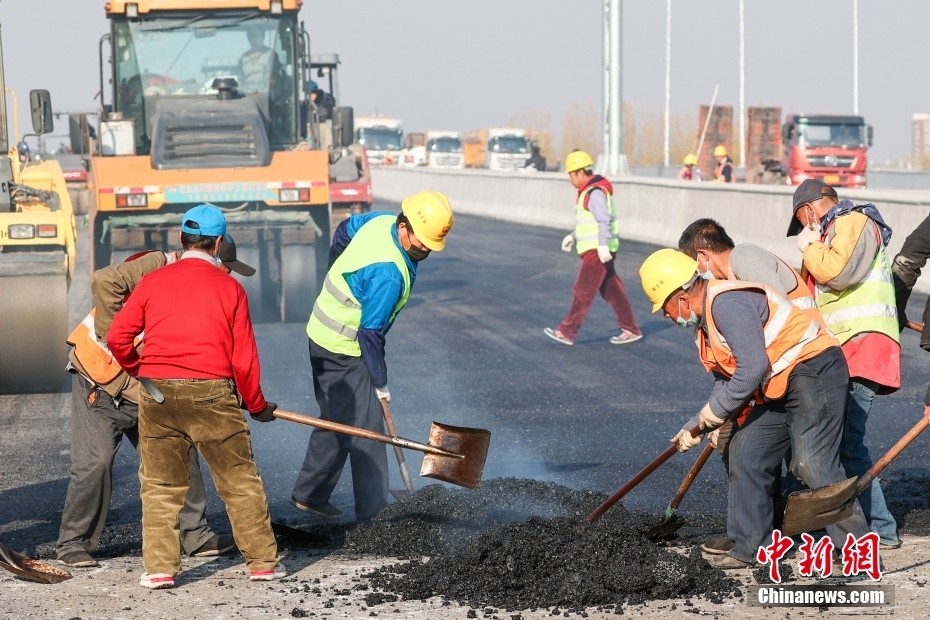 京雄高速公路（北京段）主线沥青摊铺完成