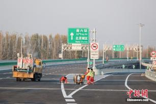 京雄高速公路（北京段）主线沥青摊铺完成