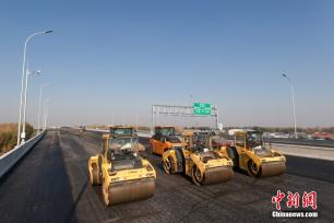 京雄高速公路（北京段）主线沥青摊铺完成