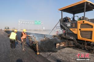 京雄高速公路（北京段）主线沥青摊铺完成