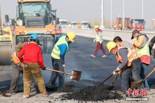 京雄高速公路（北京段）主线沥青摊铺完成
