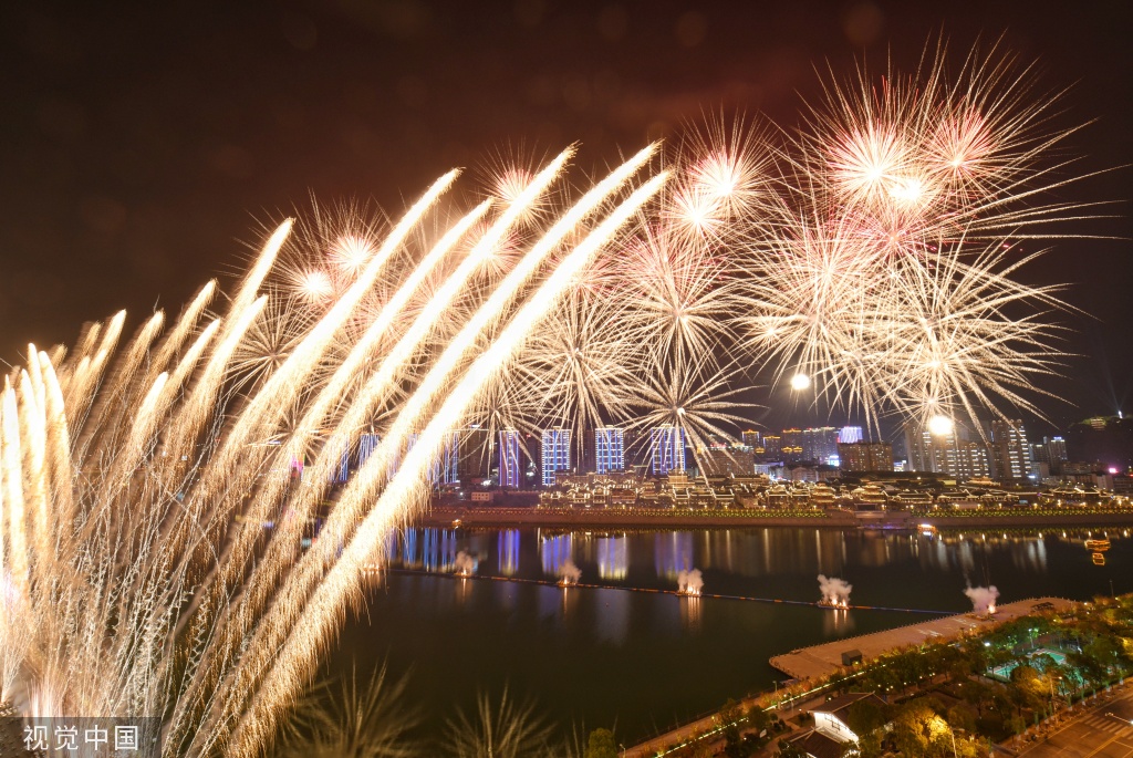 张家界绚丽焰火助阵首届湖南旅游发展大会