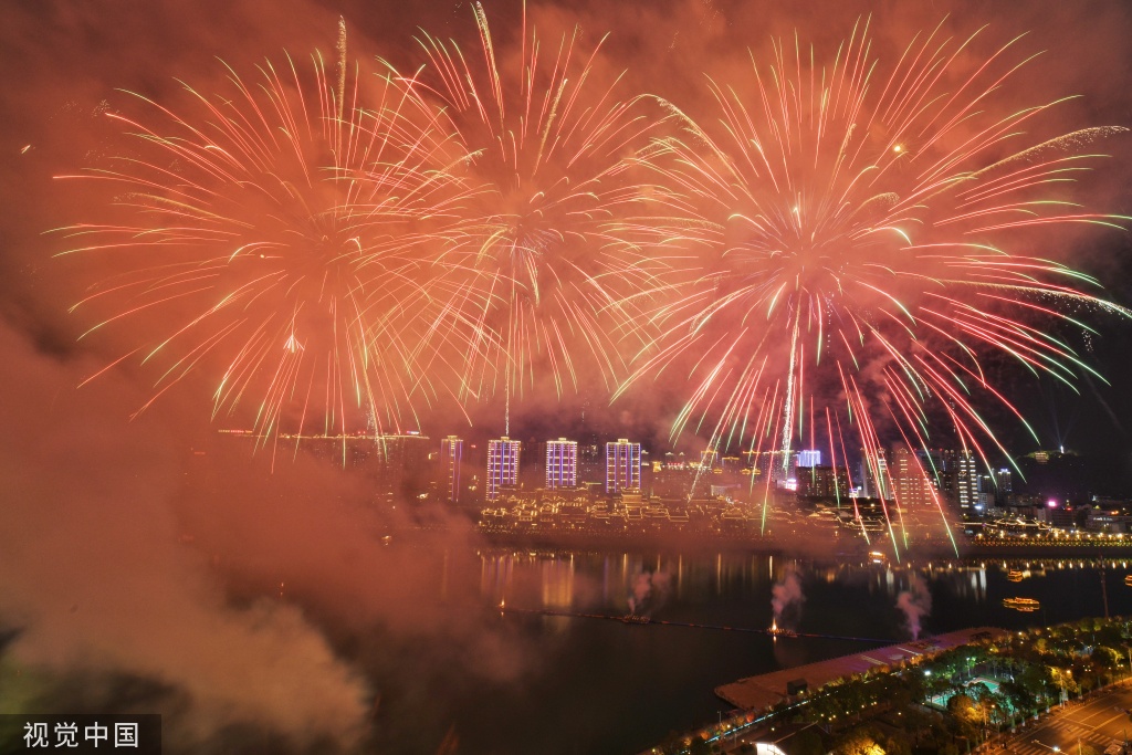 张家界绚丽焰火助阵首届湖南旅游发展大会