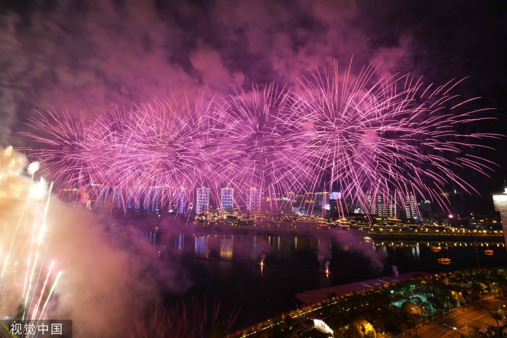 张家界绚丽焰火助阵首届湖南旅游发展大会