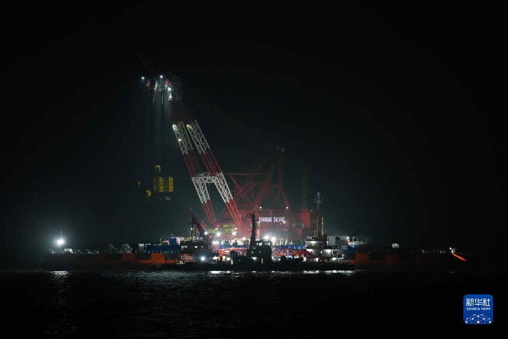 长江口二号古船成功打捞出水