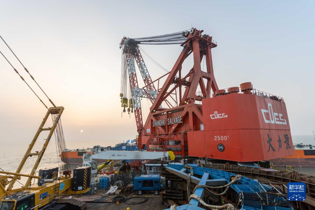 长江口二号古船成功打捞出水