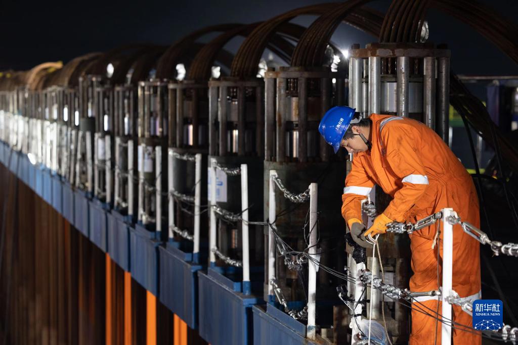 长江口二号古船成功打捞出水