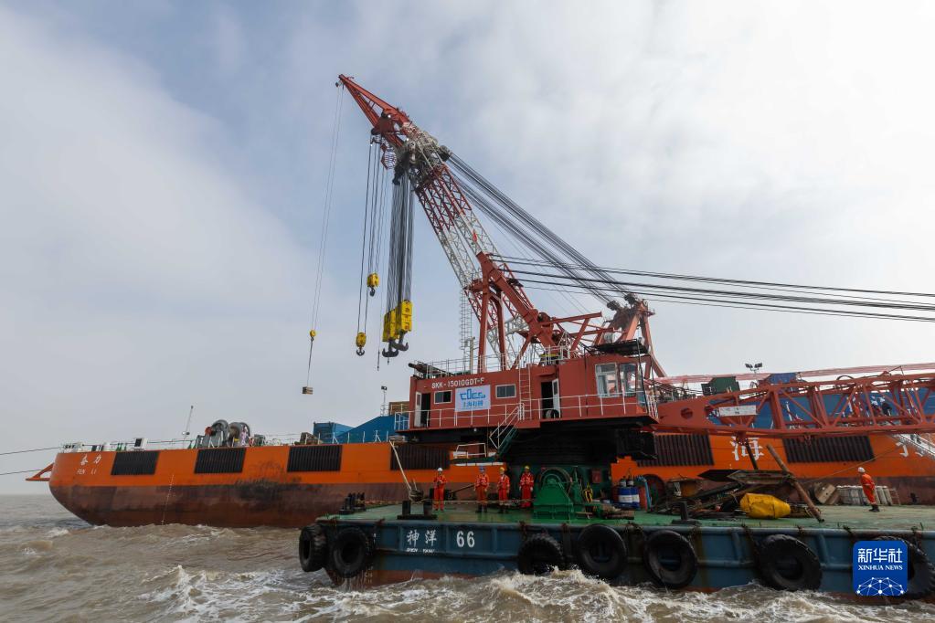 长江口二号古船成功打捞出水