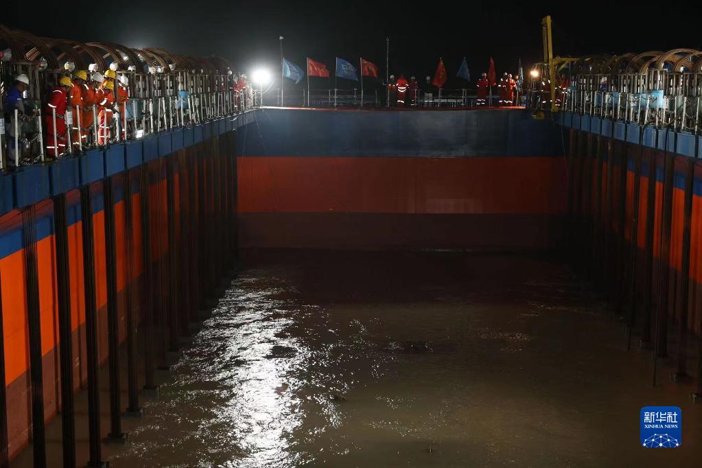 长江口二号古船成功打捞出水