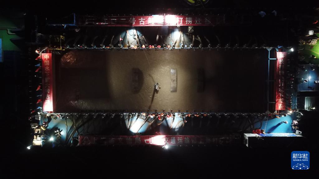 长江口二号古船成功打捞出水