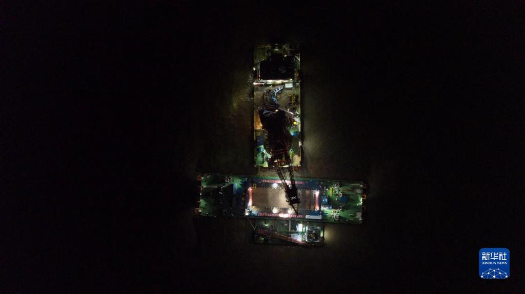 长江口二号古船成功打捞出水