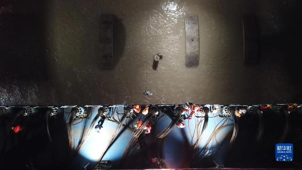 长江口二号古船成功打捞出水