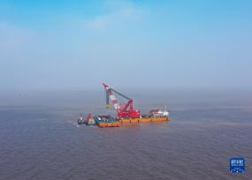 长江口二号古船成功打捞出水