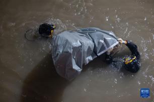 长江口二号古船成功打捞出水