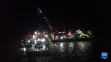 长江口二号古船成功打捞出水