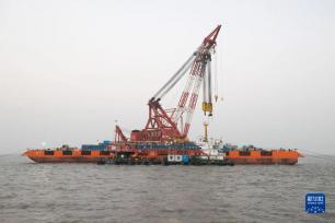 长江口二号古船成功打捞出水