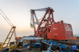 长江口二号古船成功打捞出水