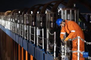 长江口二号古船成功打捞出水