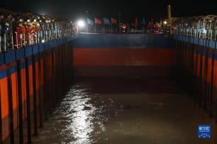 长江口二号古船成功打捞出水