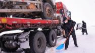 强降雪致路面结冰湿滑 民警救助被困车辆
