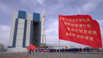 神舟十五号船箭组合体完成转运 将择机发射