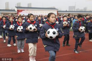 江苏连云港：校园内普及足球运动 学生大课间练习快乐足球操
