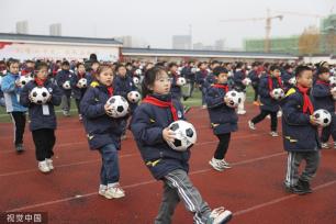 江苏连云港：校园内普及足球运动 学生大课间练习快乐足球操