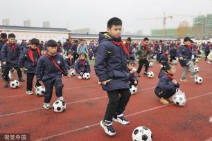 江苏连云港：校园内普及足球运动 学生大课间练习快乐足球操