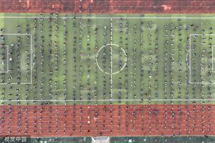 江苏连云港：校园内普及足球运动 学生大课间练习快乐足球操