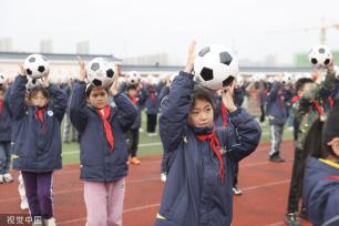 江苏连云港：校园内普及足球运动 学生大课间练习快乐足球操