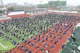 江苏连云港：校园内普及足球运动 学生大课间练习快乐足球操