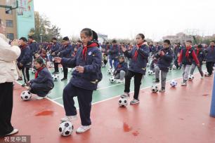 江苏连云港：校园内普及足球运动 学生大课间练习快乐足球操