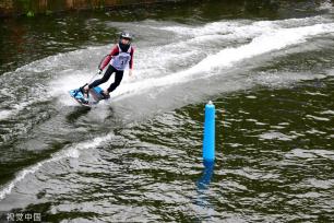 浙江省第十七届运动会电动冲浪板开赛 选手河面劈波斩浪