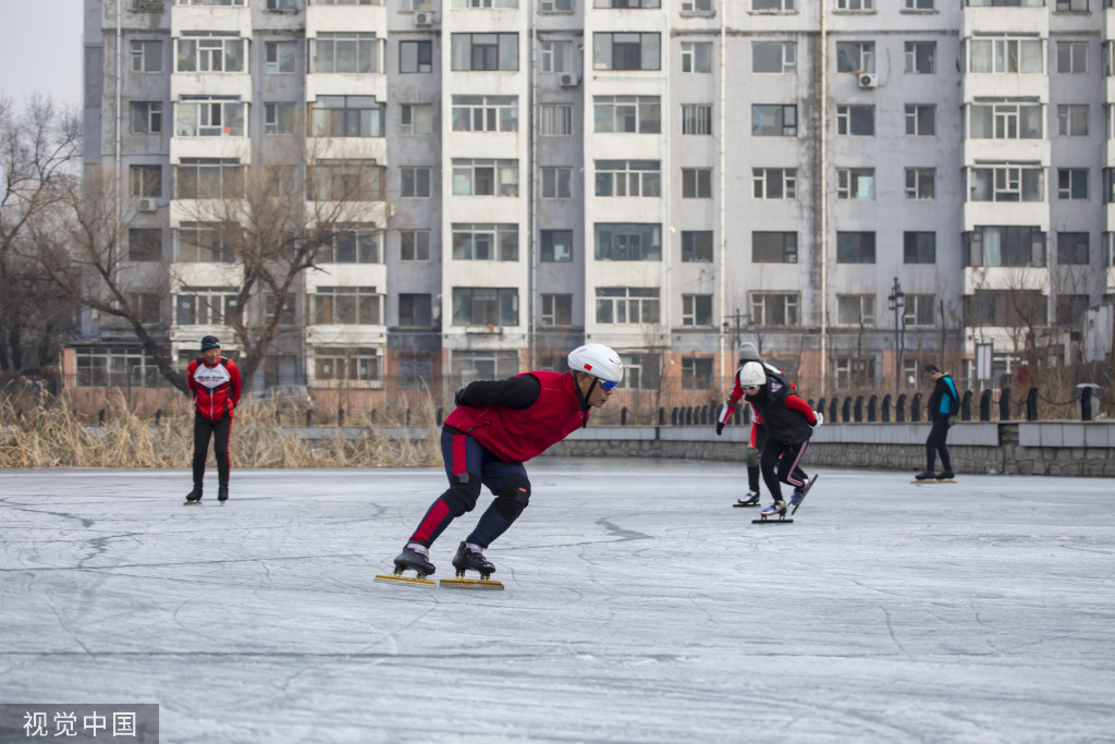 吉林：湖面封冻 滑冰爱好者冰面上体验滑冰之乐