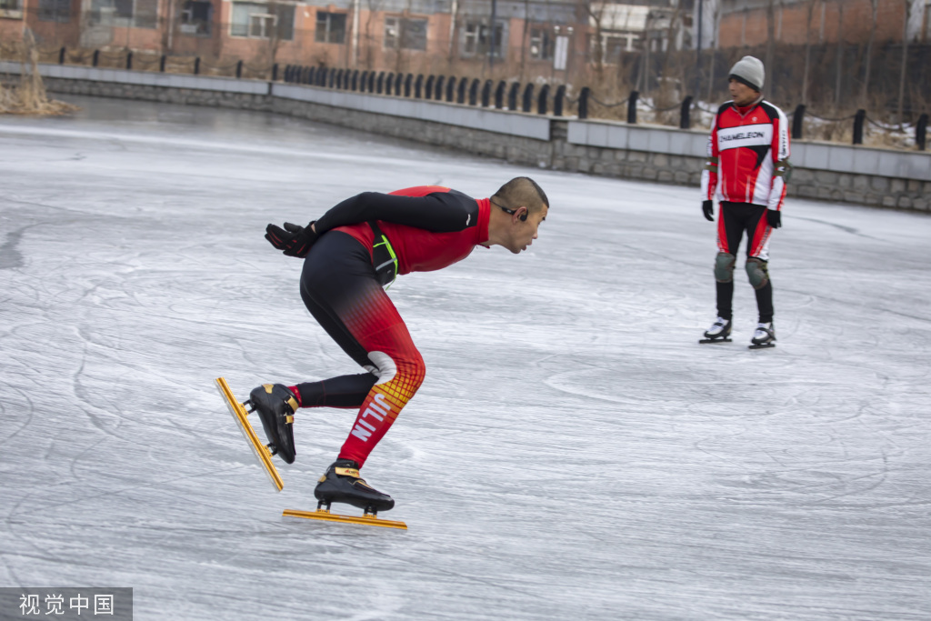 吉林：湖面封冻 滑冰爱好者冰面上体验滑冰之乐