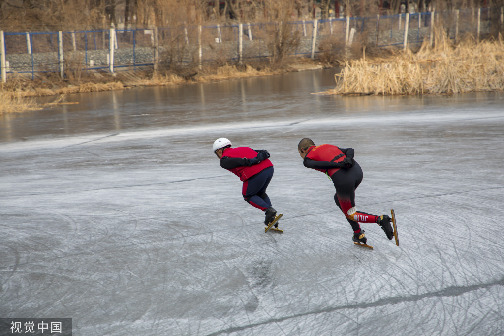 吉林：湖面封冻 滑冰爱好者冰面上体验滑冰之乐