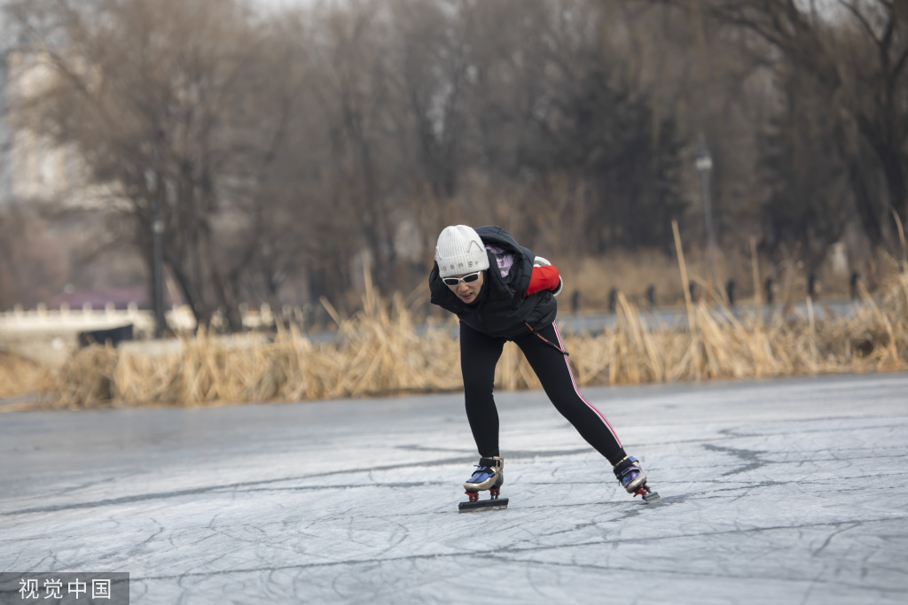 吉林：湖面封冻 滑冰爱好者冰面上体验滑冰之乐