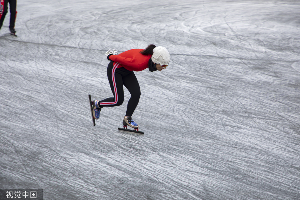 吉林：湖面封冻 滑冰爱好者冰面上体验滑冰之乐