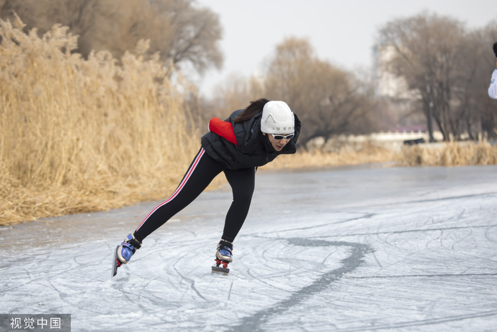 吉林：湖面封冻 滑冰爱好者冰面上体验滑冰之乐