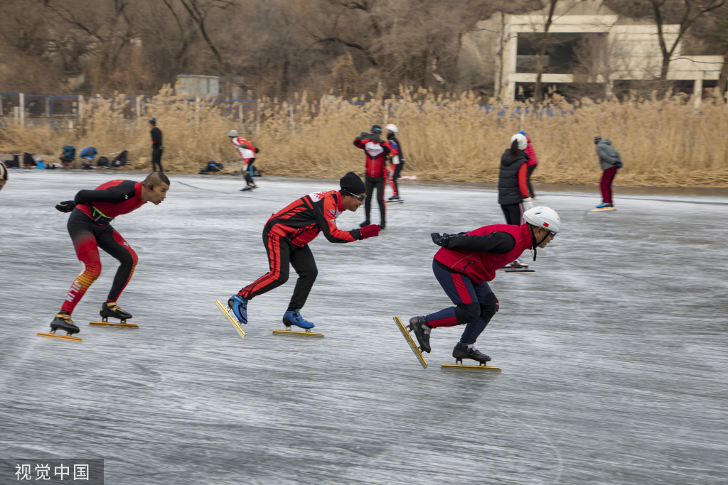 吉林：湖面封冻 滑冰爱好者冰面上体验滑冰之乐