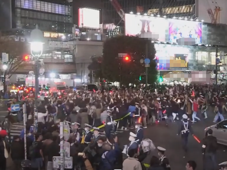 日本上萬球迷聚集澀谷大街慶祝勝利 大批防暴警察維安