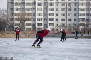 吉林：湖面封冻 滑冰爱好者冰面上体验滑冰之乐
